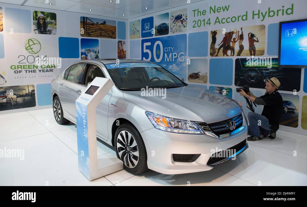 Los Angeles, USA. 22 novembre 2013. Un 2014 Honda Accord Hybrid est vu à la Los Angeles Auto Show de Los Angeles, États-Unis, le 21 novembre 2013. La Honda Accord 2014 Est nommé la voiture verte de l'année. (Xinhua/Yang Lei/Alamy Live News) Banque D'Images