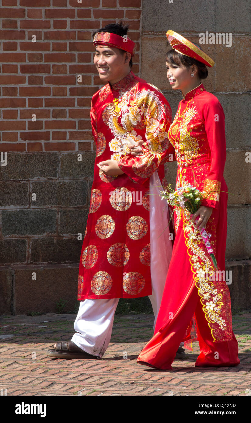 Traditional vietnamese costume Banque de photographies et d images a haute resolution Alamy