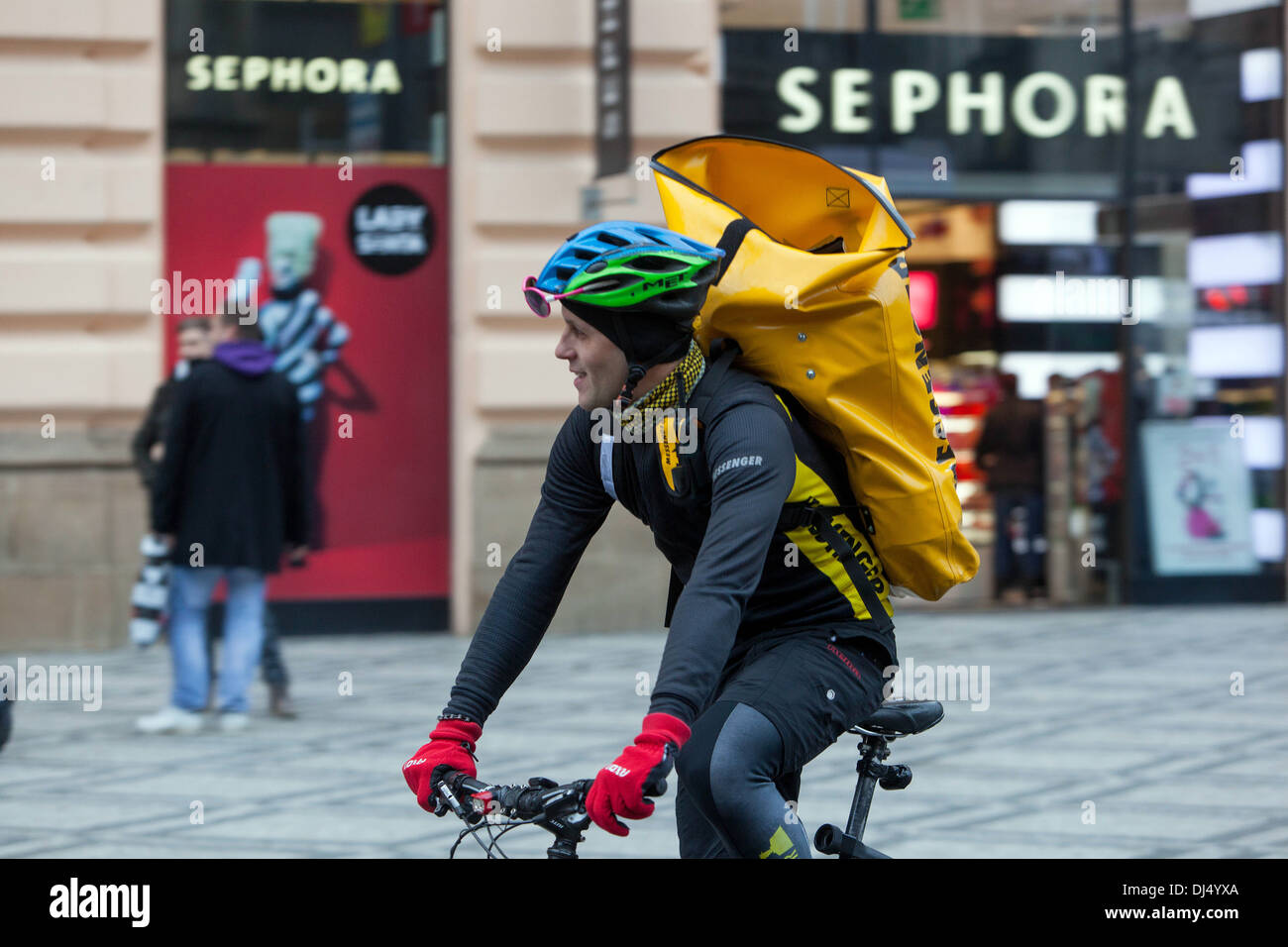 Biker, messenger, service de livraison dans le centre de Prague, République Tchèque, Europe Banque D'Images