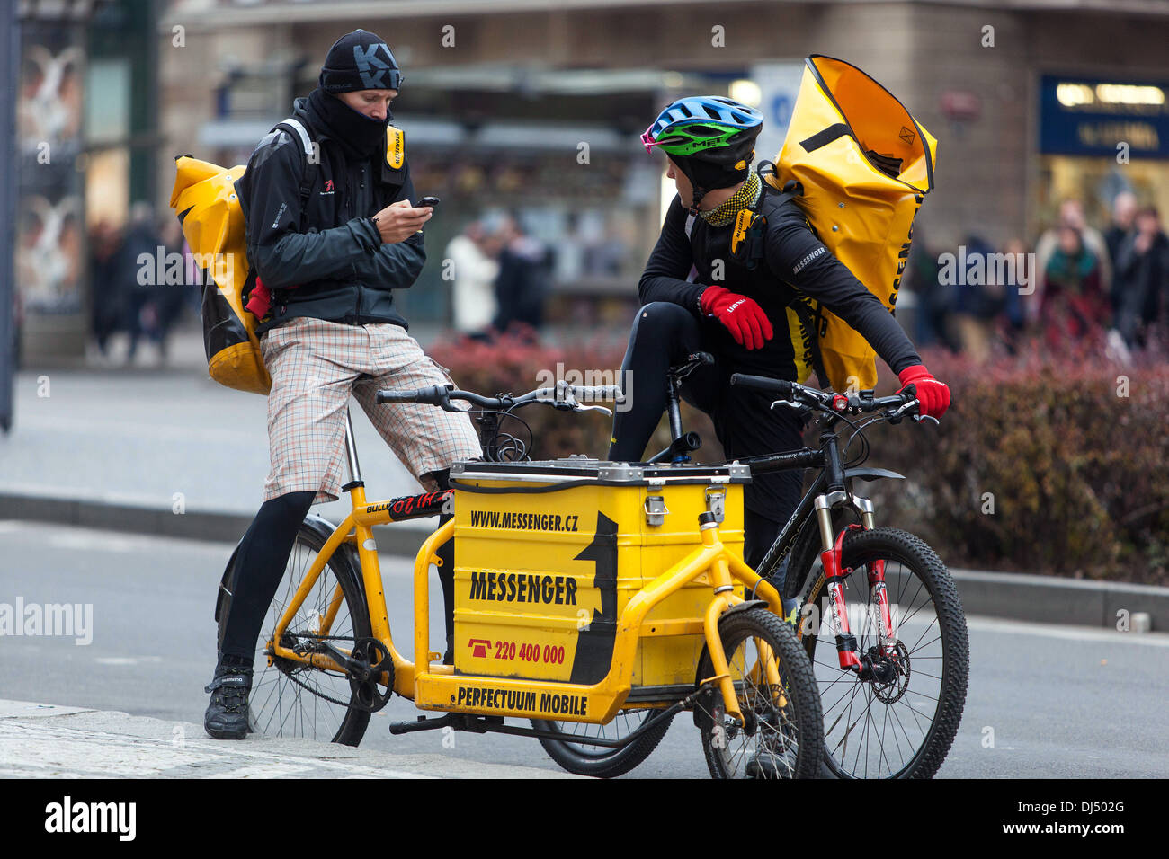 Biker, messenger, service de livraison dans le centre de Prague, République Tchèque, Europe Banque D'Images