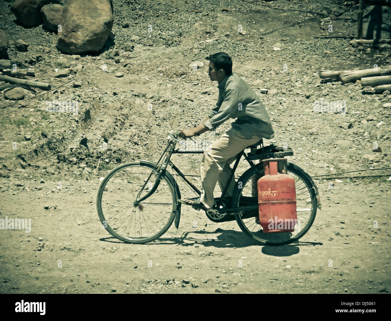 Un travailleur est porteur d'L.P.G cylindres sur location pour la livraison Banque D'Images