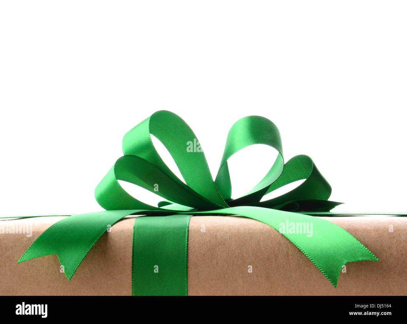 Libre de plain wrapped Christmas Gift avec ruban vert et bow. Banque D'Images