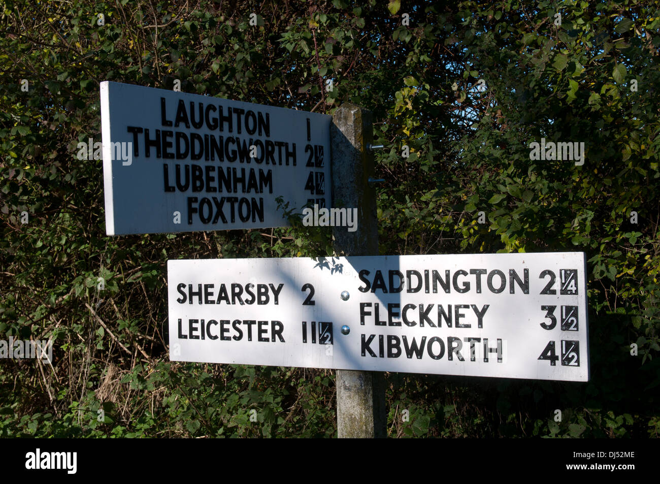 La signalisation routière avec des noms de lieu du Leicestershire, Mowsley, Leicestershire, England, UK Banque D'Images