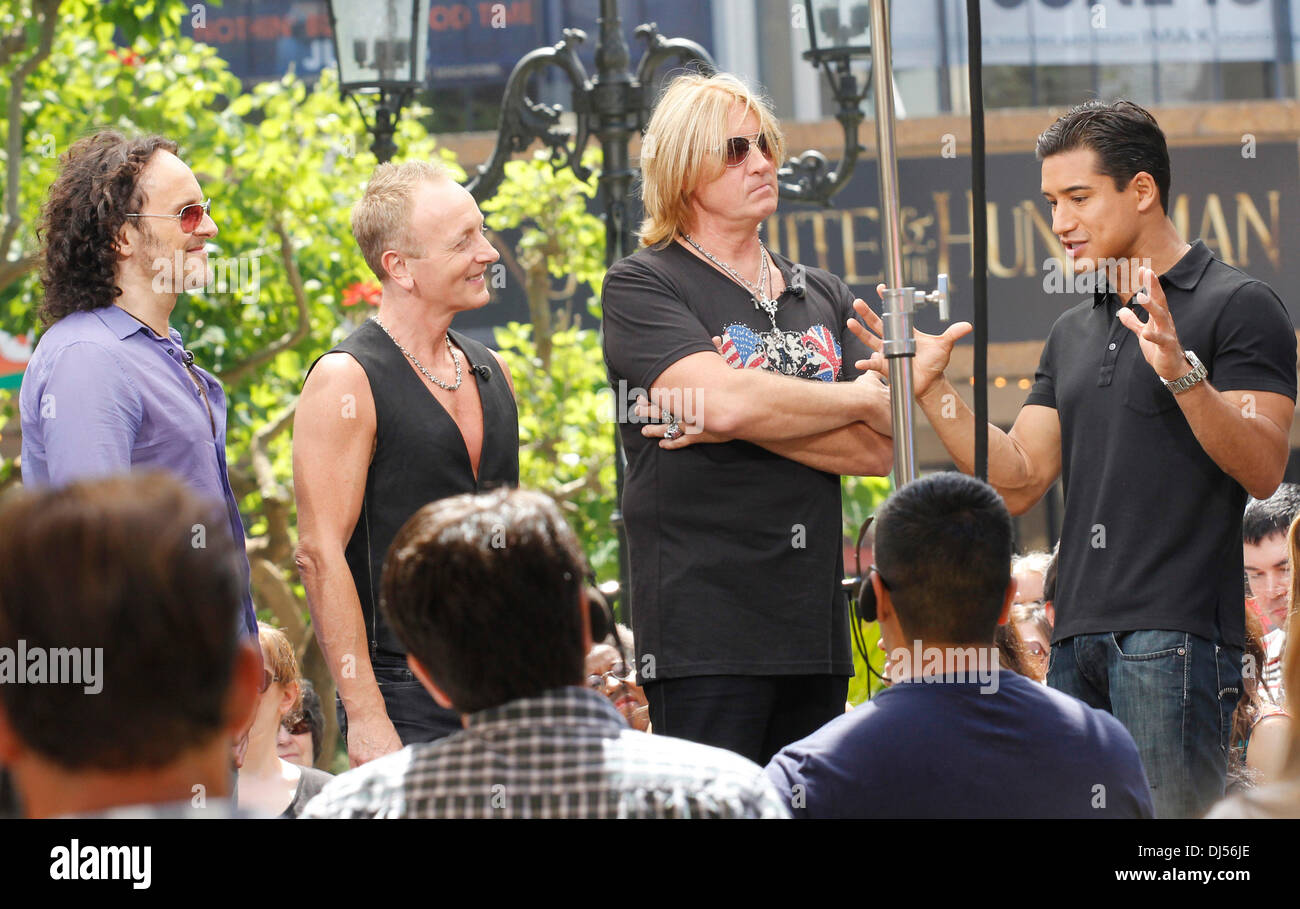 Vivian Campbell, Joe Elliott, Phil Collen et Mario Lopez Def Leppard effectue au bosquet pour un enregistrement de l'entertainment show 'Extra' Los Angeles, Californie - 01.06.12 Banque D'Images