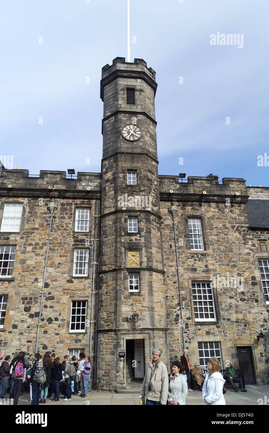 Les touristes devant le palais royal à l'intérieur du château d'Édimbourg avec horloge et à l'intérieur de la place de la Couronne Banque D'Images