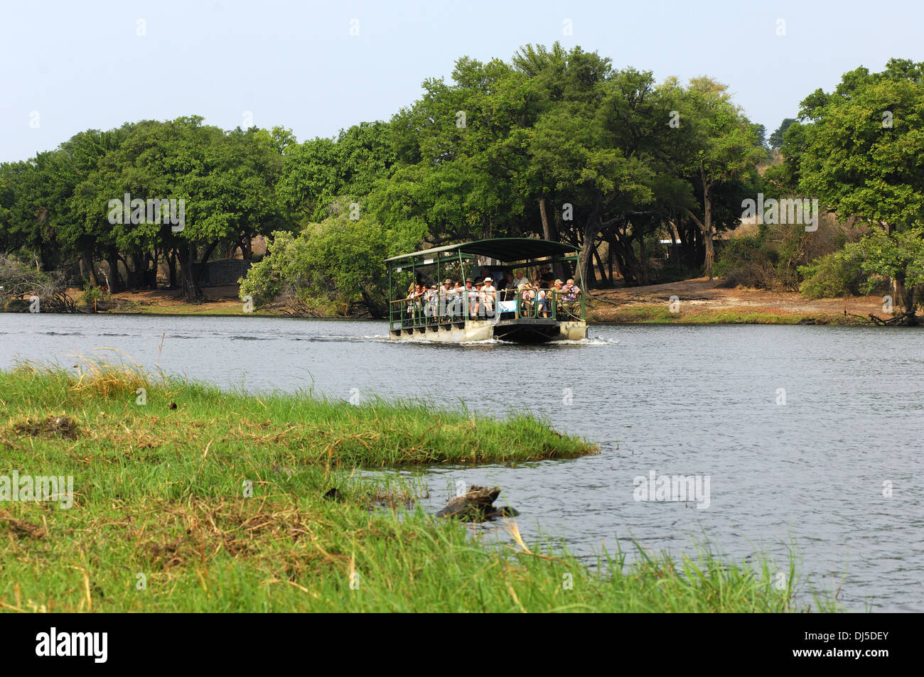 Bateau de tourisme sur la rivière Chobe, au Botswana Banque D'Images