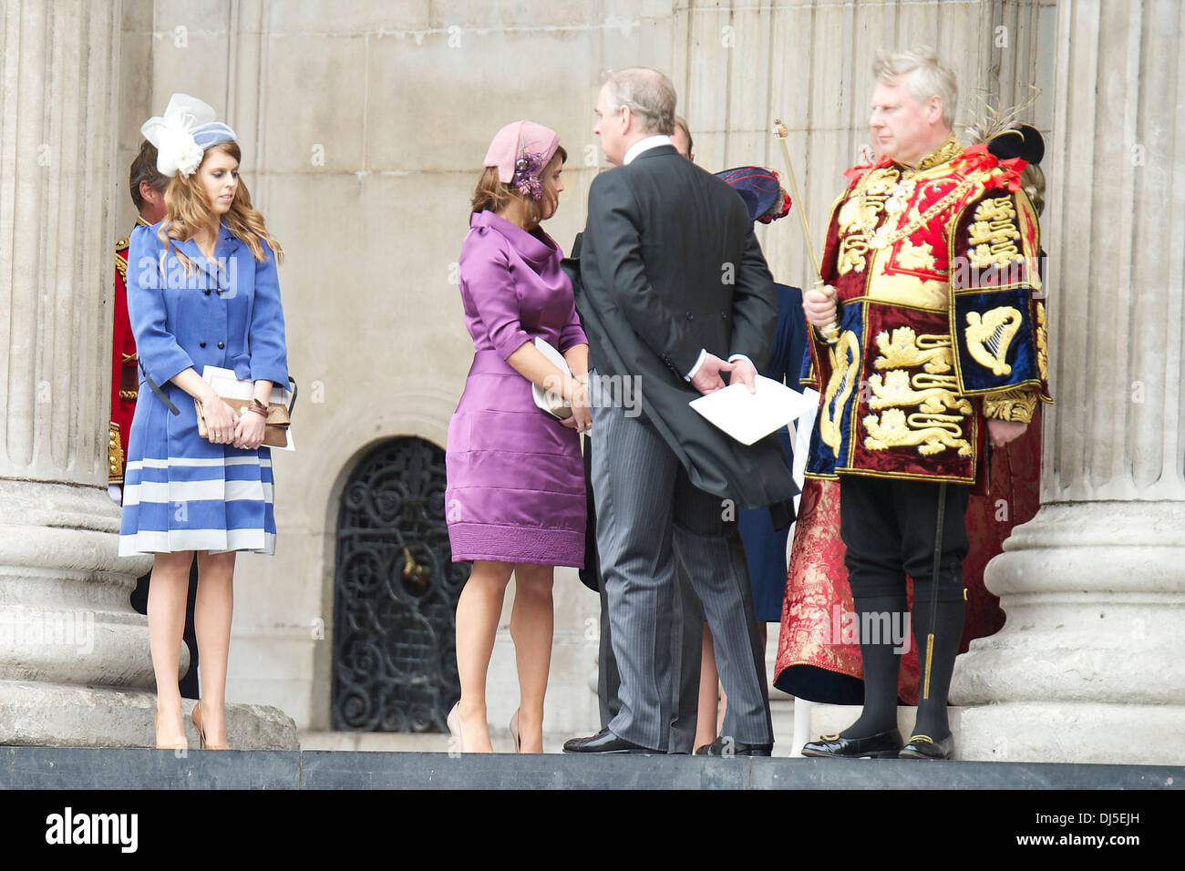 La Princesse Béatrice, La Princesse Eugénie et le Prince Andrew, duc de York laissant les grâces du Jubilé de diamant de la Reine au service de la Cathédrale St Paul de Londres, Angleterre - 05.06.12 Banque D'Images