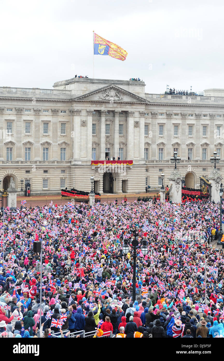 Camilla, Duchesse de Cornouailles, le Prince Charles, La Reine Elizabeth, le Prince William, Catherine, duchesse de Cambridge, le prince Harry sur le balcon de Buckingham Palace à la suite de la Procession du Jubilé de diamant de la reine à Londres, Angleterre - 05.06.12 Banque D'Images