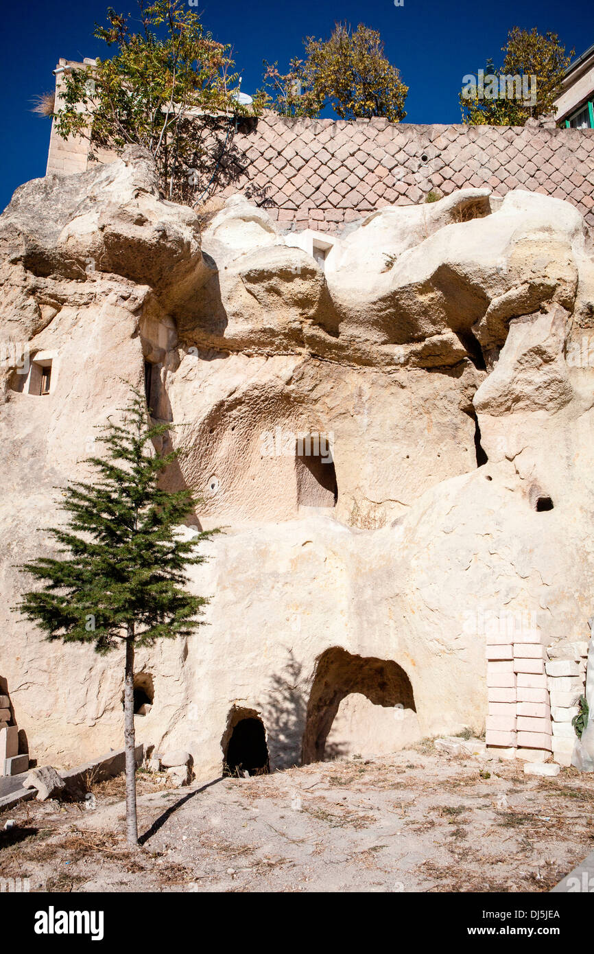 Ancienne grotte habitations dans le village de Sinassos en Cappadoce, le sud de l'Anatolie, la Turquie. Banque D'Images