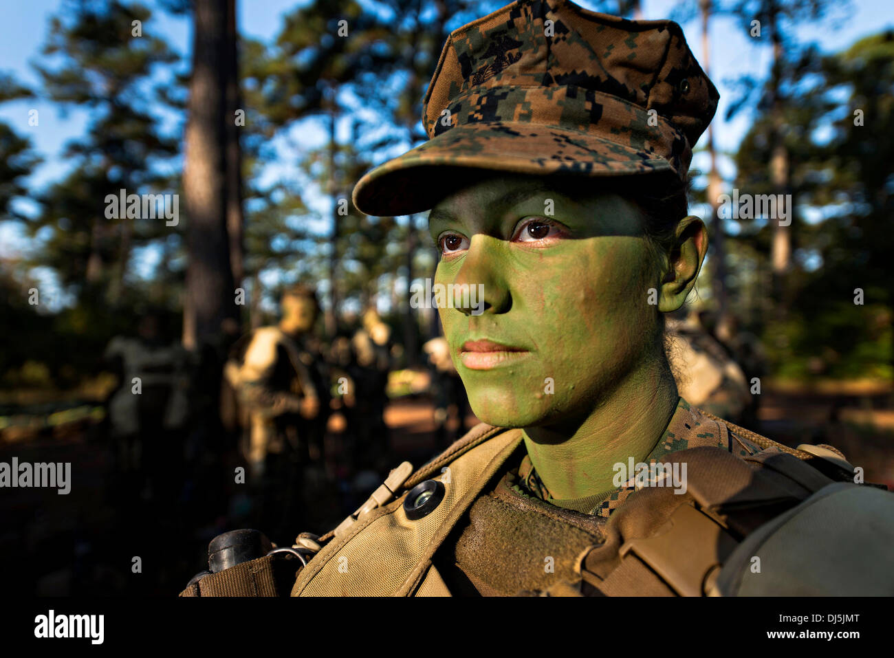 La FPC. Christina Fuentes Monténégro lors de l'exercice d'entraînement intégré sur le terrain d'infanterie le 31 octobre 2013 à Camp Geiger, N.C. Le Monténégro est l'une des trois femmes Marines d'être les premières femmes à obtenir un diplôme de formation d'infanterie le 21 novembre 2013. Banque D'Images