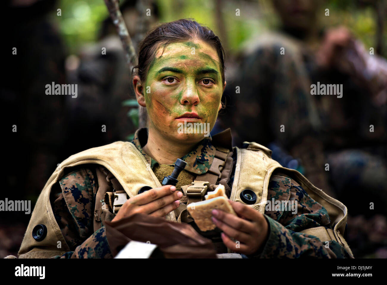La FPC. Julia Carroll mange un petit repas après une patrouille de six heures au cours de patrouille pendant l'infanterie intégrée sur le terrain d'entraînement le 31 octobre 2013 à Camp Geiger, N.C. Le Monténégro est l'une des trois femmes Marines d'être les premières femmes à obtenir un diplôme de formation d'infanterie le 21 novembre 2013. Banque D'Images