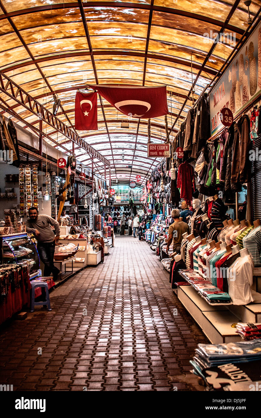 Un bazar traditionnel dans la ville méditerranéenne d'Antalya dans le sud de la Turquie. Banque D'Images