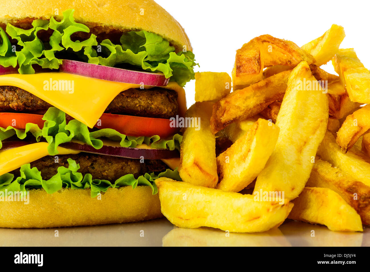 Libre avec frites et double cheeseburger traditionnel américain Banque D'Images