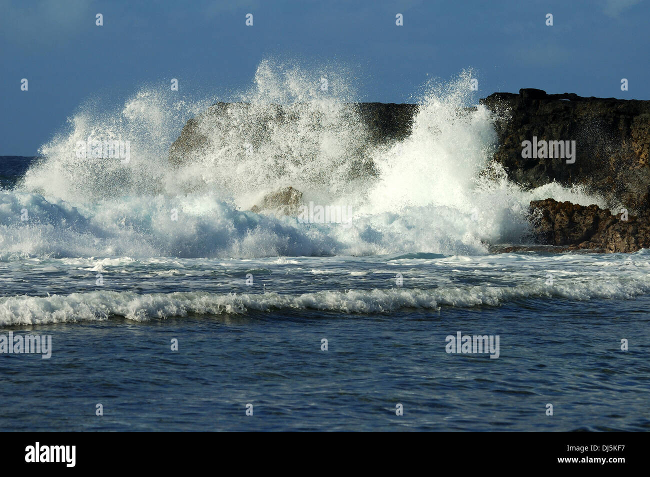 Rocher dans la mer Banque D'Images