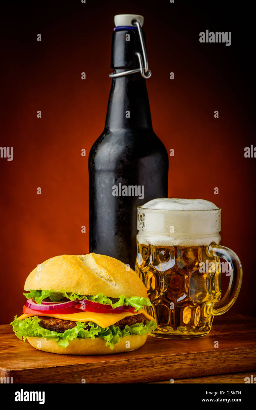 La vie toujours avec hamburger traditionnel et la bière fraîche Banque D'Images
