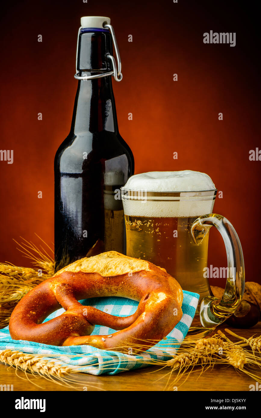 La vie toujours avec bretzel bavarois traditionnel et la bière Banque D'Images