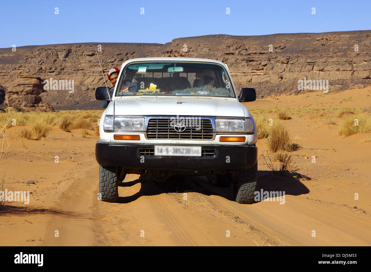 Jeep dans le désert Banque D'Images