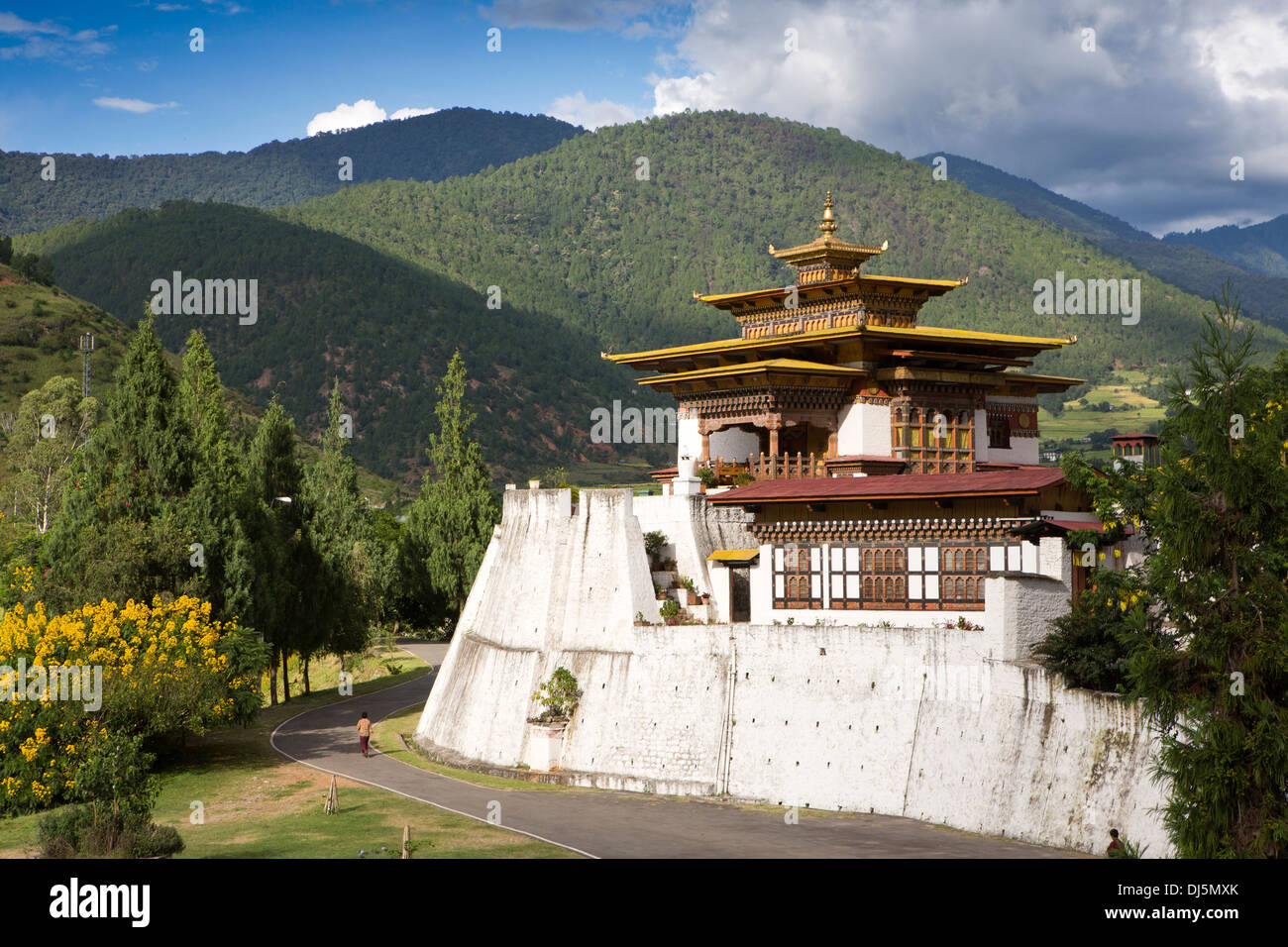 Le Bhoutan, Punakha Dzong, tour de guet fortifiée éclipsé par les collines environnantes Banque D'Images