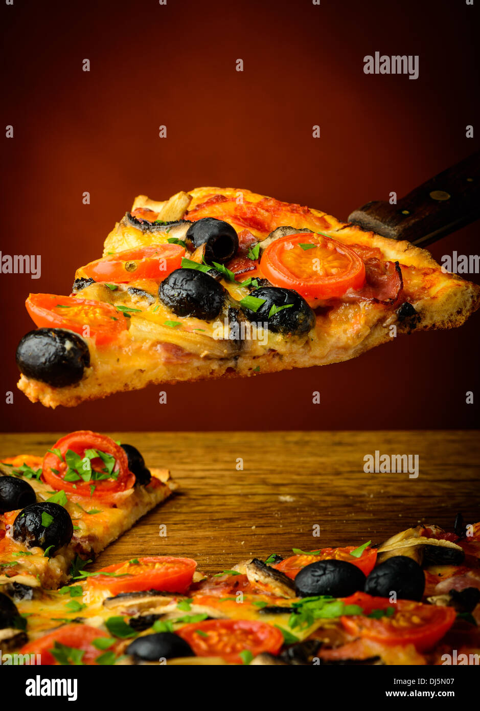 Des pizzas italiennes traditionnelles avec tomates, olives et champignons Banque D'Images
