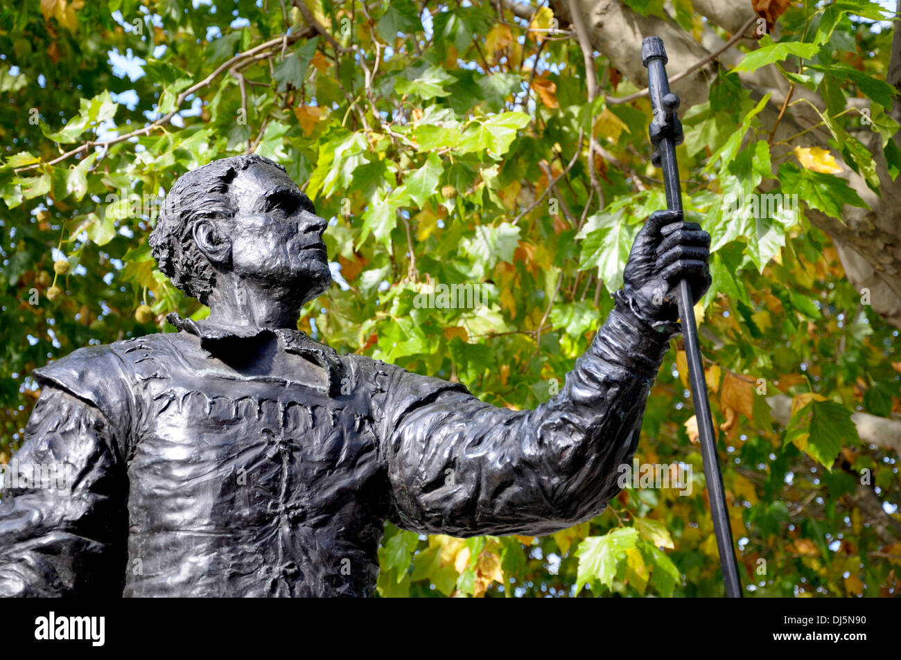 Londres, Angleterre, Royaume-Uni. Statue (par Angela Conner, 2007) de Lord Laurence Olivier dans le rôle de Hamlet, par le Théâtre National Banque D'Images