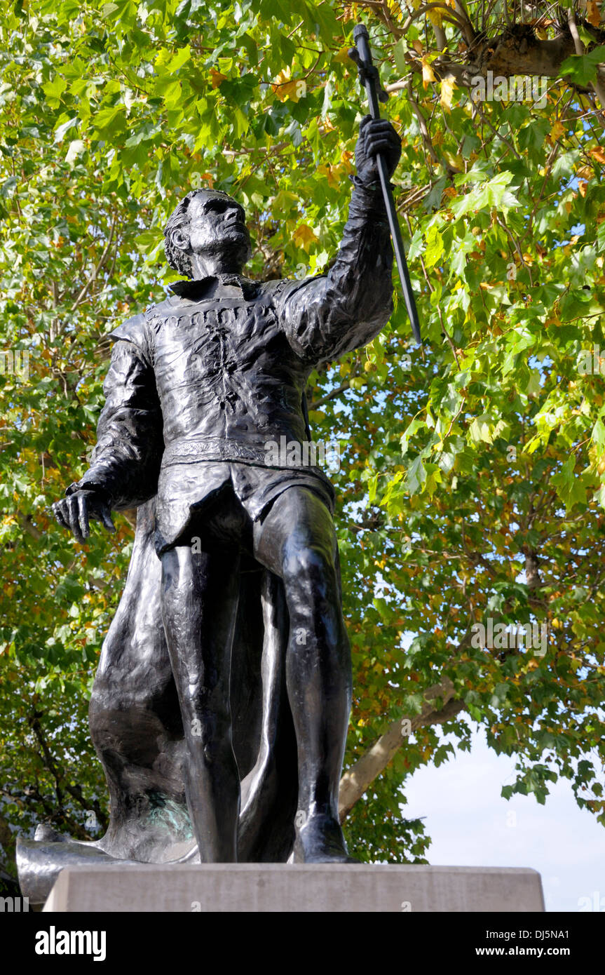 Londres, Angleterre, Royaume-Uni. Statue (par Angela Conner, 2007) de Lord Laurence Olivier dans le rôle de Hamlet, par le Théâtre National Banque D'Images