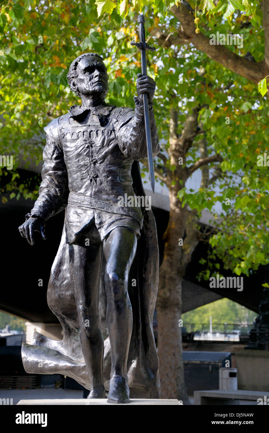 Londres, Angleterre, Royaume-Uni. Statue (par Angela Conner, 2007) de Lord Laurence Olivier dans le rôle de Hamlet, par le Théâtre National Banque D'Images