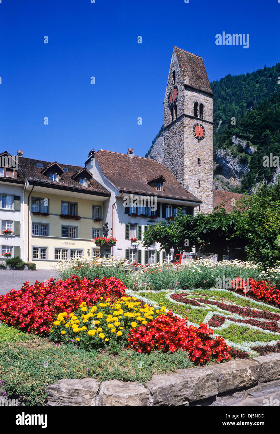 Interlaken, square et tour de l'horloge, en Suisse. Banque D'Images
