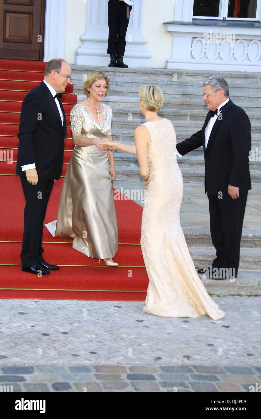Prince Albert II., Daniela Schadt, Charlene de Monaco, Joachim Gauck au président allemand Joachim Gauck a/24 de Prince Albert II et son épouse Charlene au château de Bellevue. Berlin, Allemagne - 09.07.2012 Banque D'Images