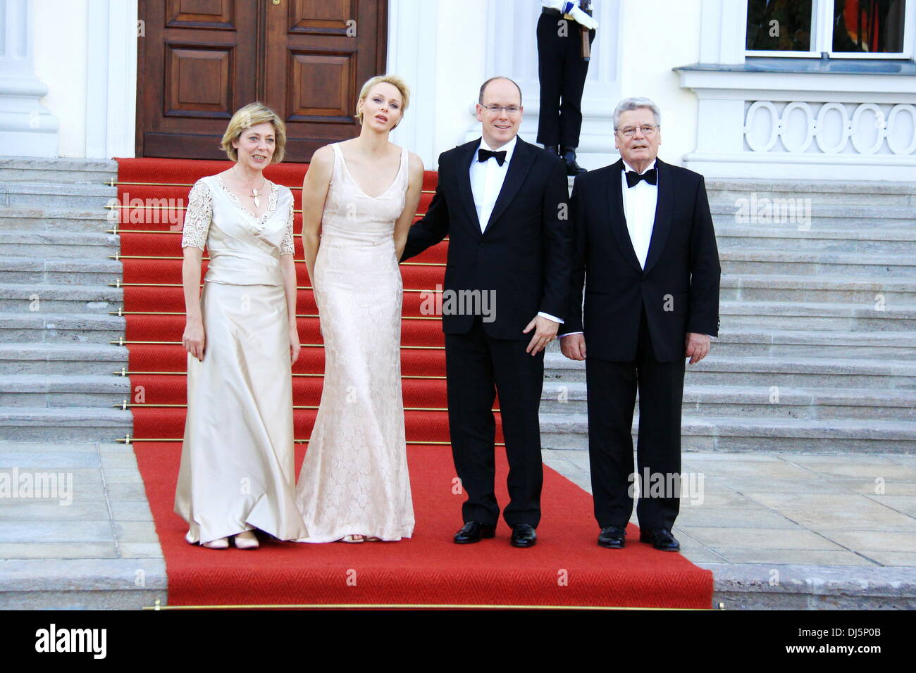 Daniela Schadt, Prince Albert II, Charlene de Monaco, Joachim Gauck au président allemand Joachim Gauck a/24 de Prince Albert II et son épouse Charlene au château de Bellevue. Berlin, Allemagne - 09.07.2012 Banque D'Images