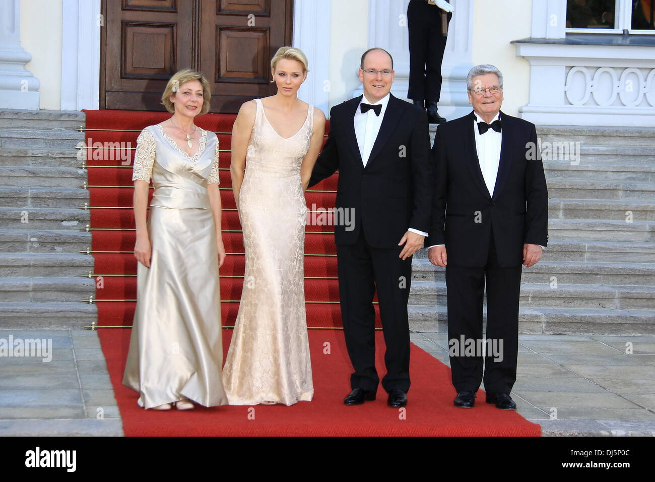 Daniela Schadt, Prince Albert II, Charlene de Monaco, Joachim Gauck au président allemand Joachim Gauck a/24 de Prince Albert II et son épouse Charlene au château de Bellevue. Berlin, Allemagne - 09.07.2012 Banque D'Images