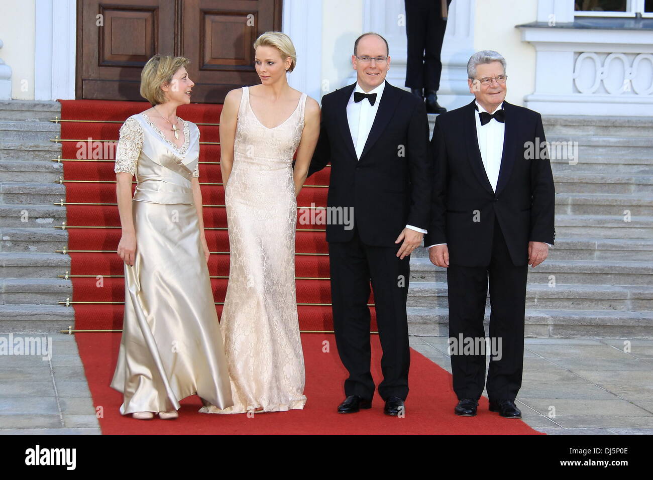 Daniela Schadt, Prince Albert II, Charlene de Monaco, Joachim Gauck au président allemand Joachim Gauck a/24 de Prince Albert II et son épouse Charlene au château de Bellevue. Berlin, Allemagne - 09.07.2012 Banque D'Images