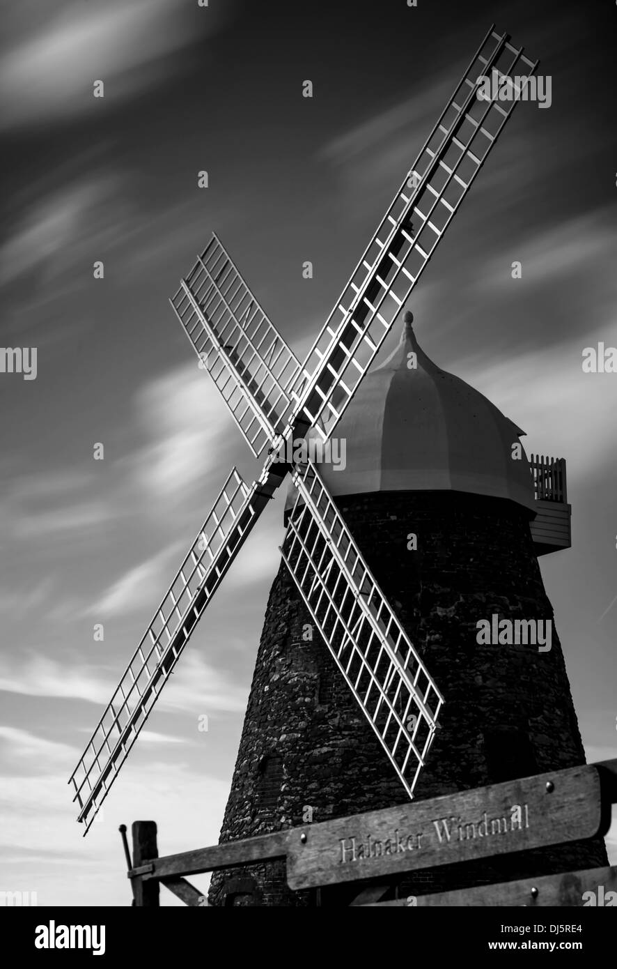 Le noir et blanc portrait d'halnaker Moulin dans le West Sussex, UK Banque D'Images