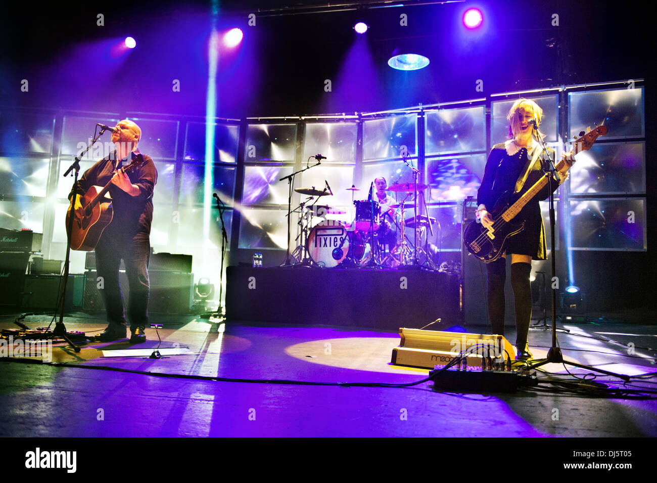 Manchester, UK. 21 novembre 2013. Le groupe de rock américain Pixies en concert à l'O2 Apollo, Manchester, Royaume-Uni. David Lovering (batterie), Black Francis (guitare) et Kim Shattuck (basse). Crédit : John Bentley/Alamy Live News Banque D'Images