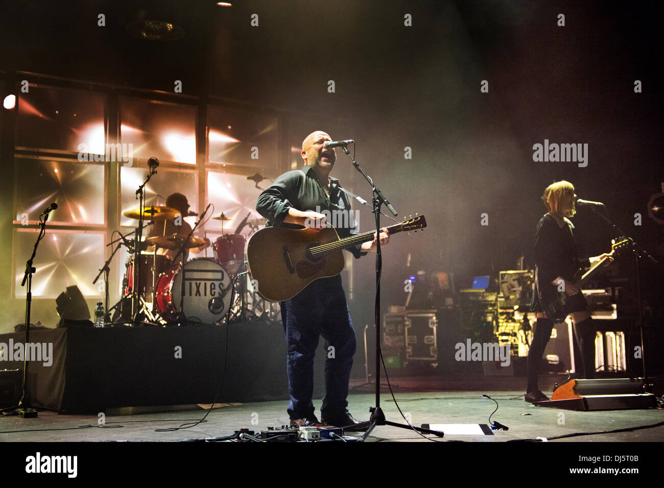 Manchester, UK. 21 novembre 2013. Le groupe de rock américain Pixies en concert à l'O2 Apollo, Manchester, Royaume-Uni. David Lovering (batterie), Black Francis (guitare) et Kim Shattuck (basse). Banque D'Images
