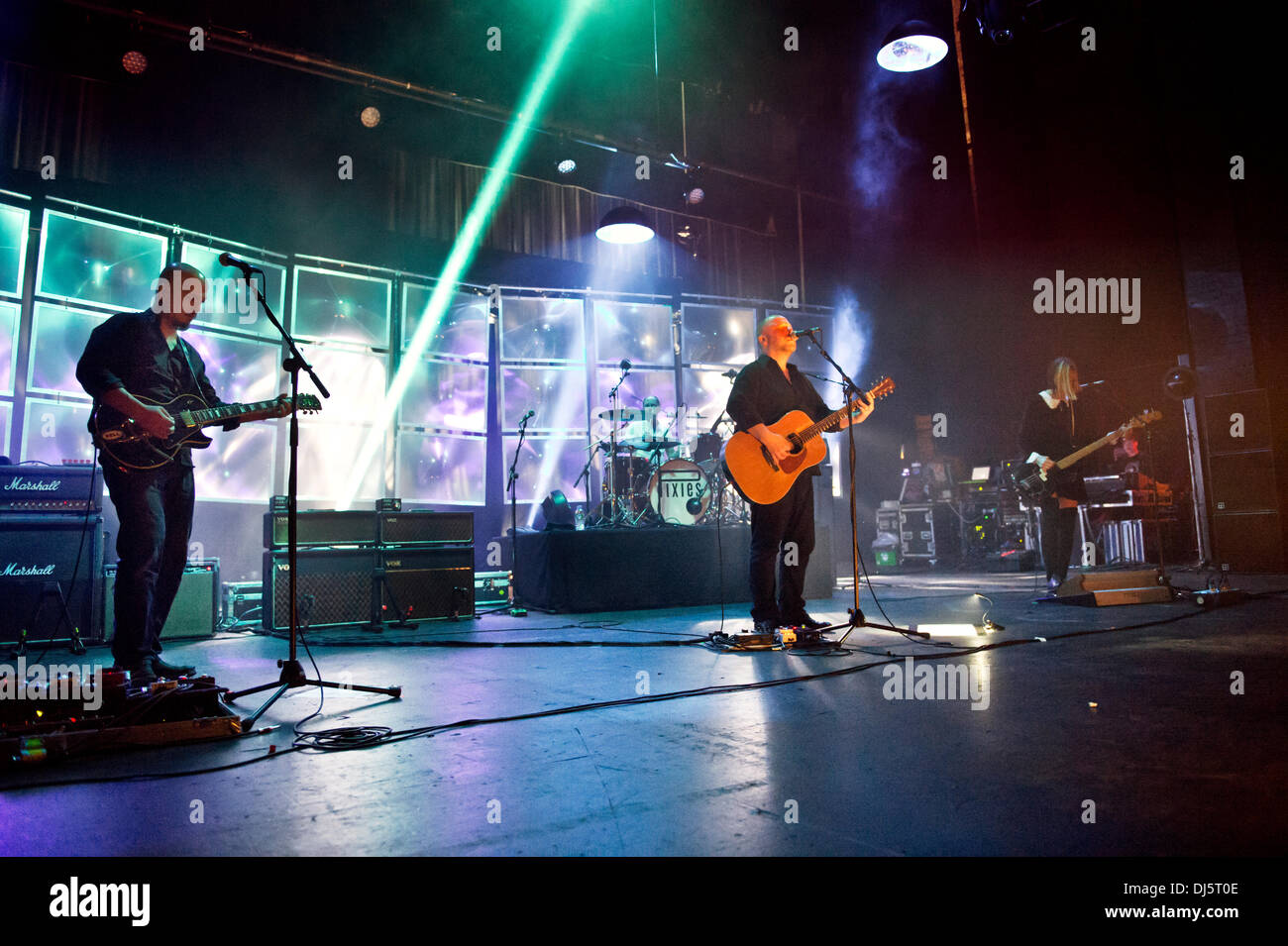 Manchester, UK. 21 novembre 2013. Le groupe de rock américain Pixies en concert à l'O2 Apollo, Manchester, Royaume-Uni. Joey Santiago (à gauche) et Black Francis (centre). Crédit : John Bentley/Alamy Live News Banque D'Images