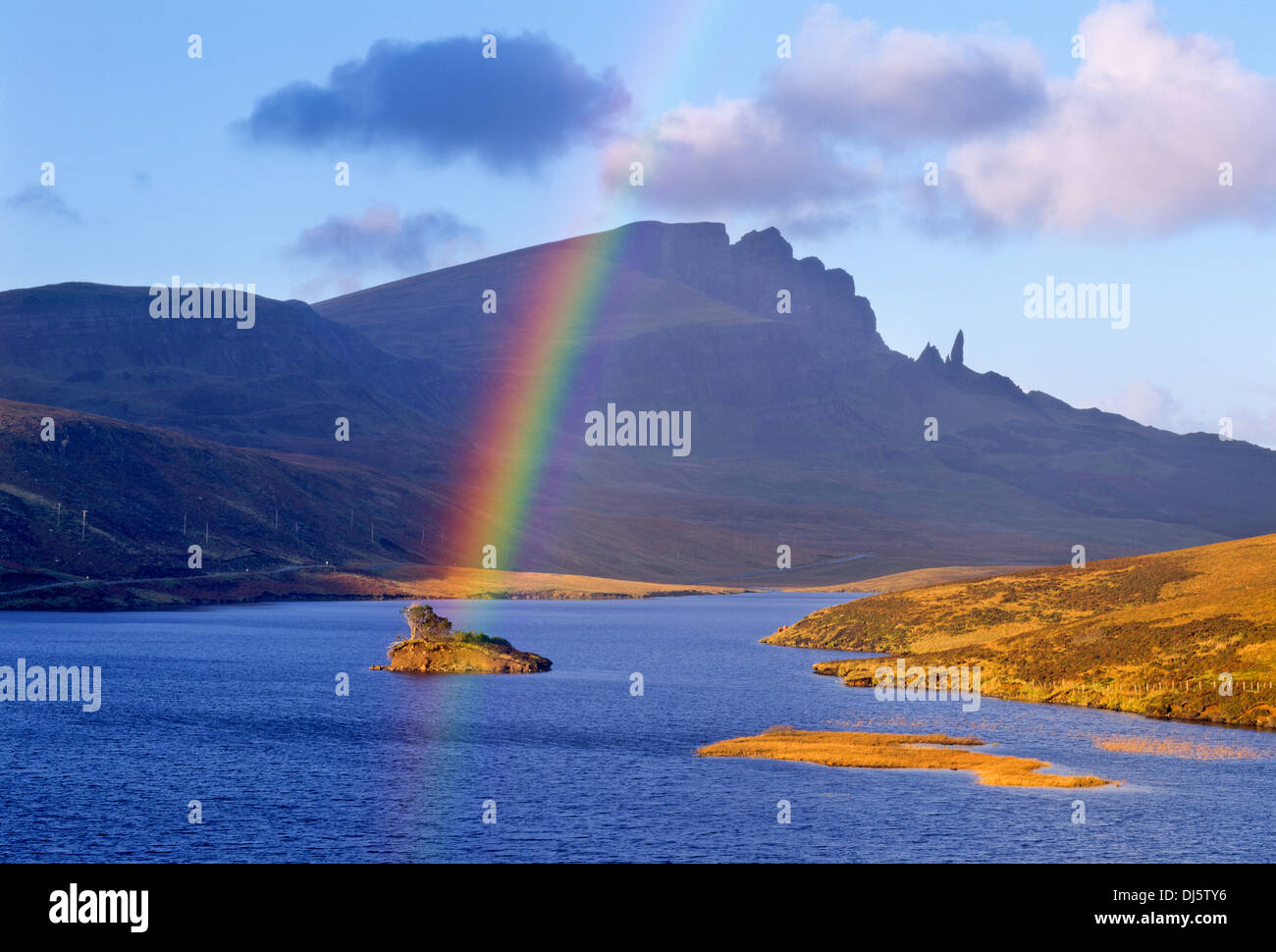 Vieil Homme de Storr sur le Loch Fada, Isle of Skye, Scotland, UK. Banque D'Images