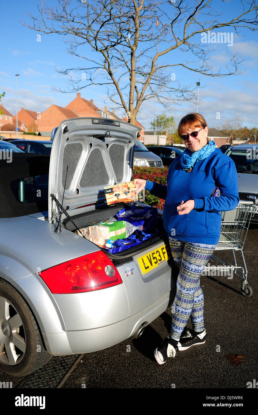 Hucknall,Notts,UK,22ème Novembre 2013.Aldi mince pies de luxe spécialement sélectionnées ont été voté par test de goût que cette années meilleures tartes.battre les magasins comme Fortnums Selfriges, et et d'autres .A shopper à Hucknall magasin Aldi achète sa boîte de petits pâtés et à €1,69 le thier les moins chers aussi. Crédit : Ian Francis/Alamy Live News Banque D'Images