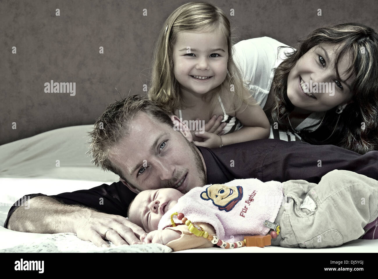 Jeune famille avec deux filles Banque D'Images