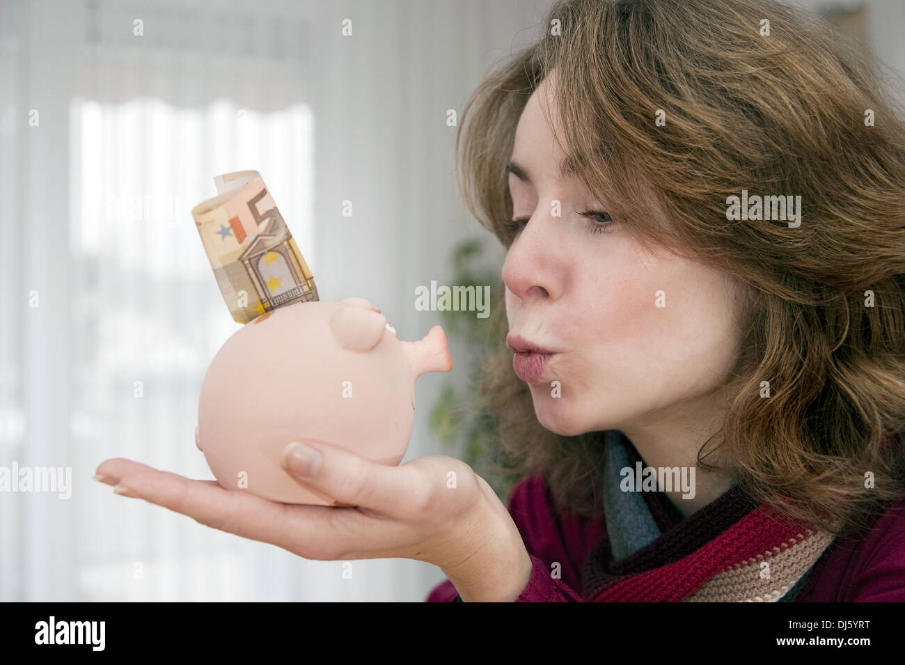 Jeune femme avec piggy bank Banque D'Images