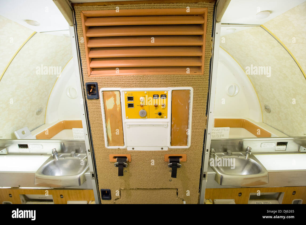 La cabine des toilettes sur un vieux Trident jet à l'aéroport de Manchester, Royaume-Uni. Banque D'Images