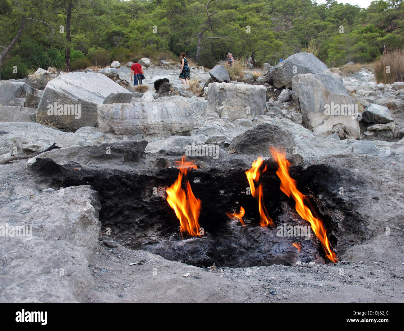 La flamme éternelle scintille entre les rochers dans le parc national Olympos en Turquie, le 24 septembre 2013. Il est appelé 'burning stone' par les autochtones Yanartas. Selon la croyance populaire le monstre chimère a été interdit par les dieux dans l'Au-delà. Là, il est pris et maintenant son souffle surfaces en forme de flammes. Photo : Jens Kalaene Banque D'Images