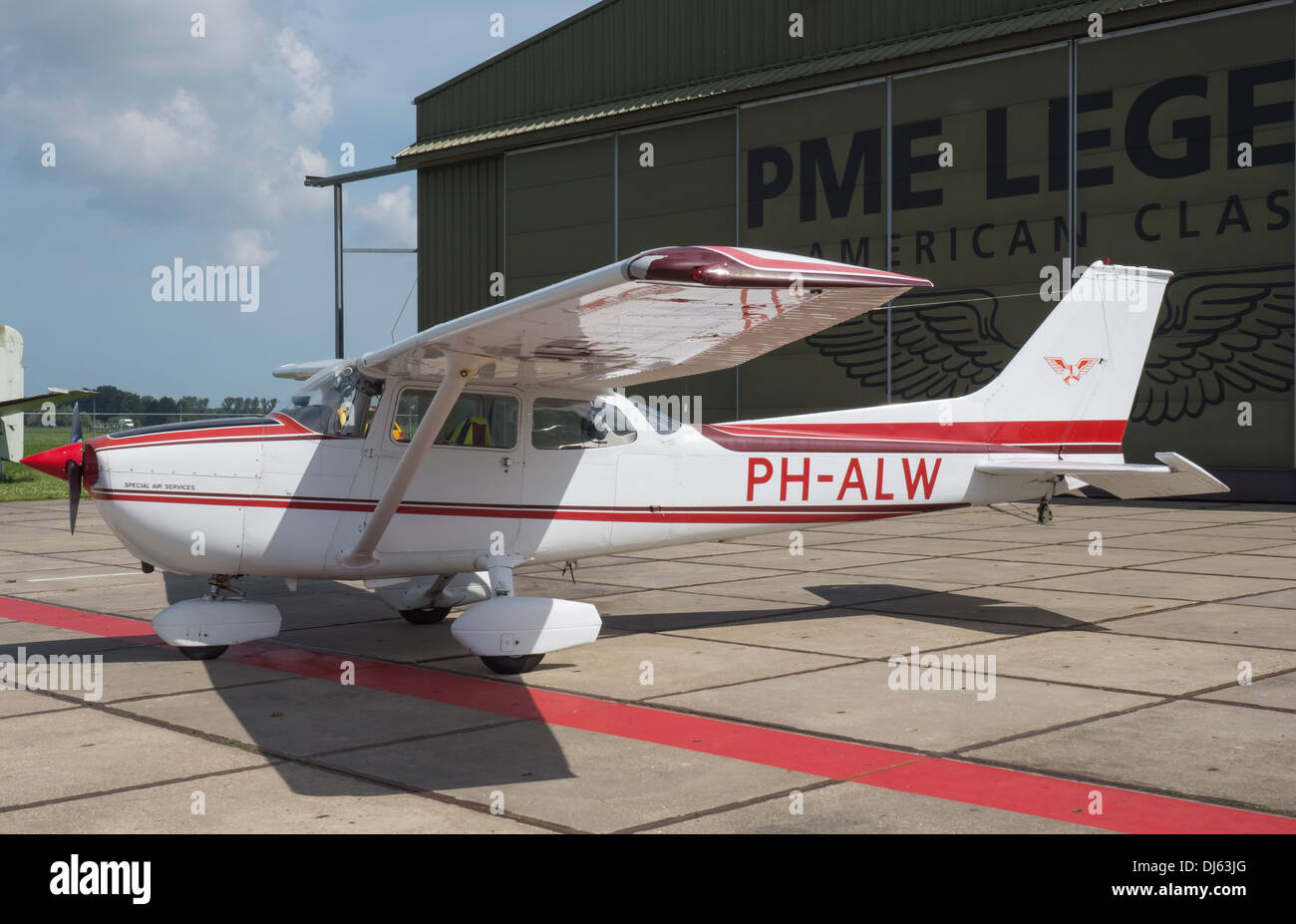 Cessna 172 sur l'écran d'avions légers dans l'exposition permanente à l'aéroport de Lelystad, Pays-Bas nommé Aviodrome Banque D'Images Cessna 172 sur l'écran d'avions légers dans l'exposition permanente à l'aéroport de Lelystad, Pays-Bas nommé Aviodrome Banque D'Images