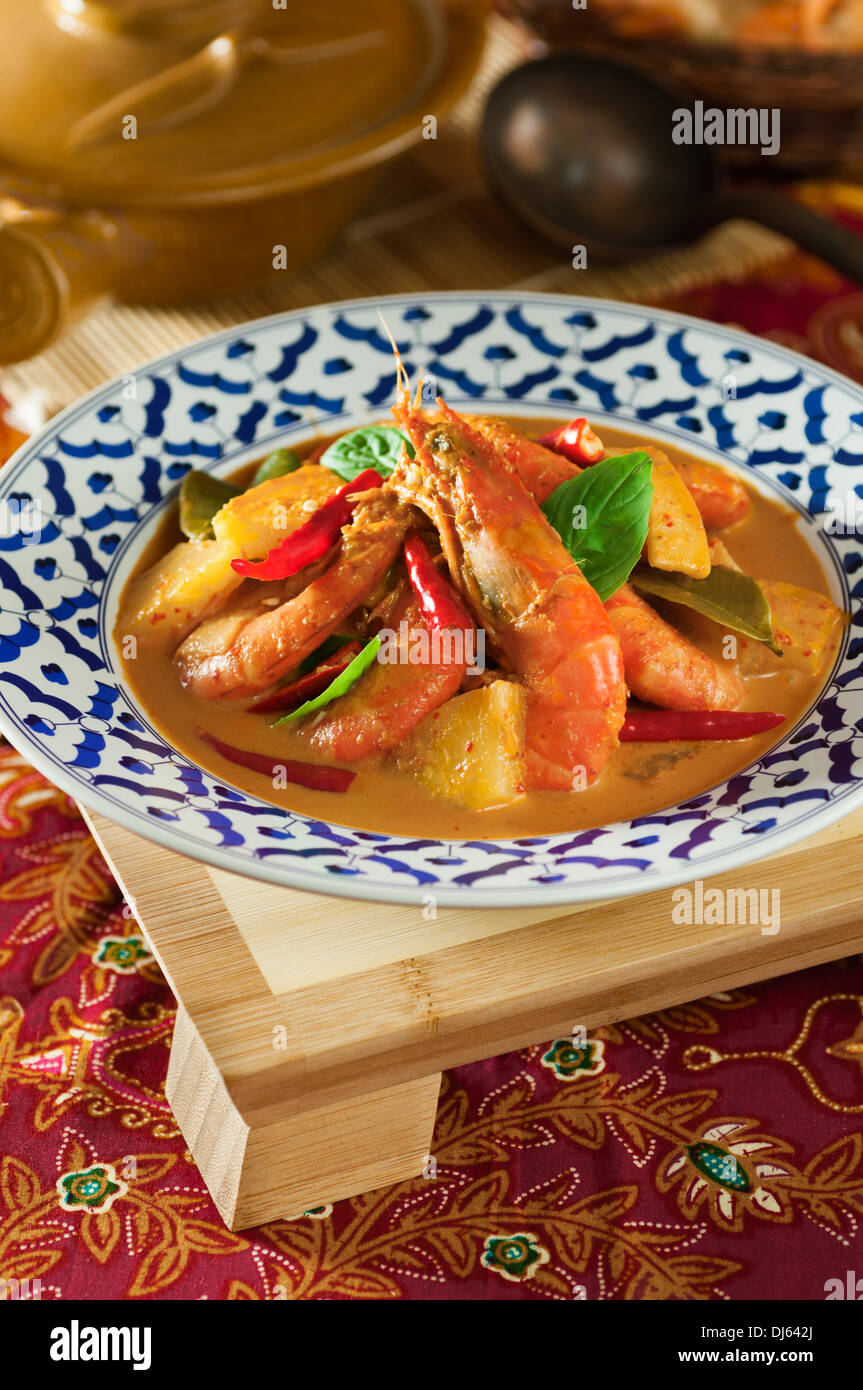 Crevettes thaï au curry et ananas. Kaeng Kua Sapparot. La Thaïlande de l'alimentation Banque D'Images