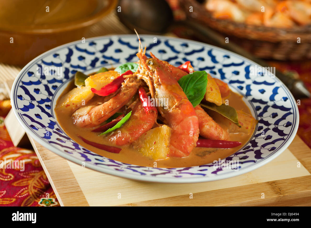 Crevettes thaï au curry et ananas. Kaeng Kua Sapparot. La Thaïlande de l'alimentation Banque D'Images