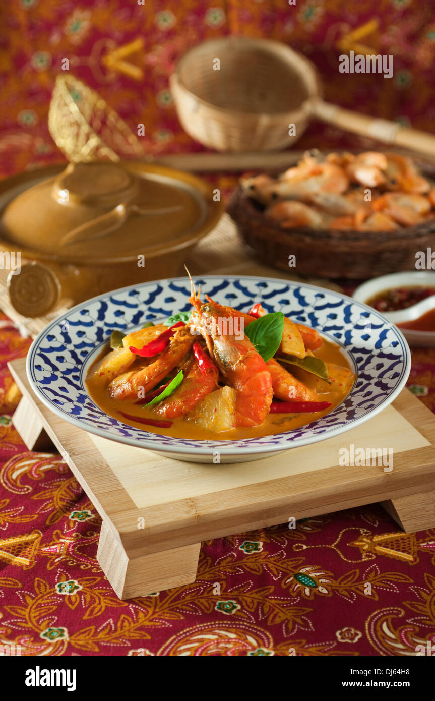 Crevettes thaï au curry et ananas. Kaeng Kua Sapparot. La Thaïlande de l'alimentation Banque D'Images