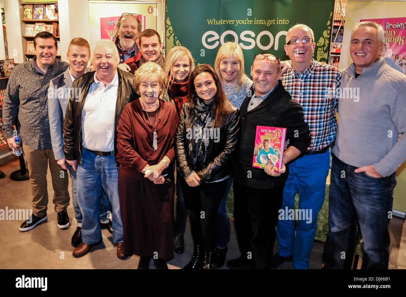 Belfast, Irlande du Nord. 22 Nov 2013 - Brendan O'Carroll et le cast de Mme Brown's Boys signer des livres à Eason's bookshop. Crédit : Stephen Barnes/Alamy Live News Banque D'Images