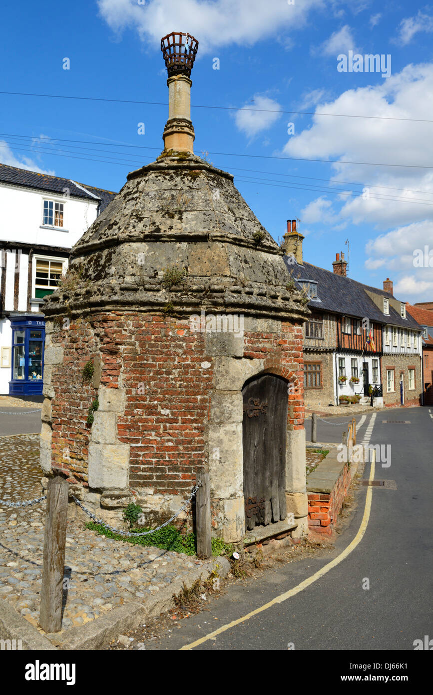 La pompe du village médiéval et maisons à colombage, lieu commun, Little Walsingham, Norfolk, Angleterre, Royaume-Uni, UK, Europe Banque D'Images