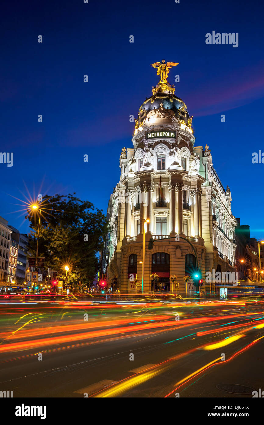 Rayons de feux de circulation sur la Gran Via à Madrid dans la nuit. L'Espagne, l'Europe. Banque D'Images