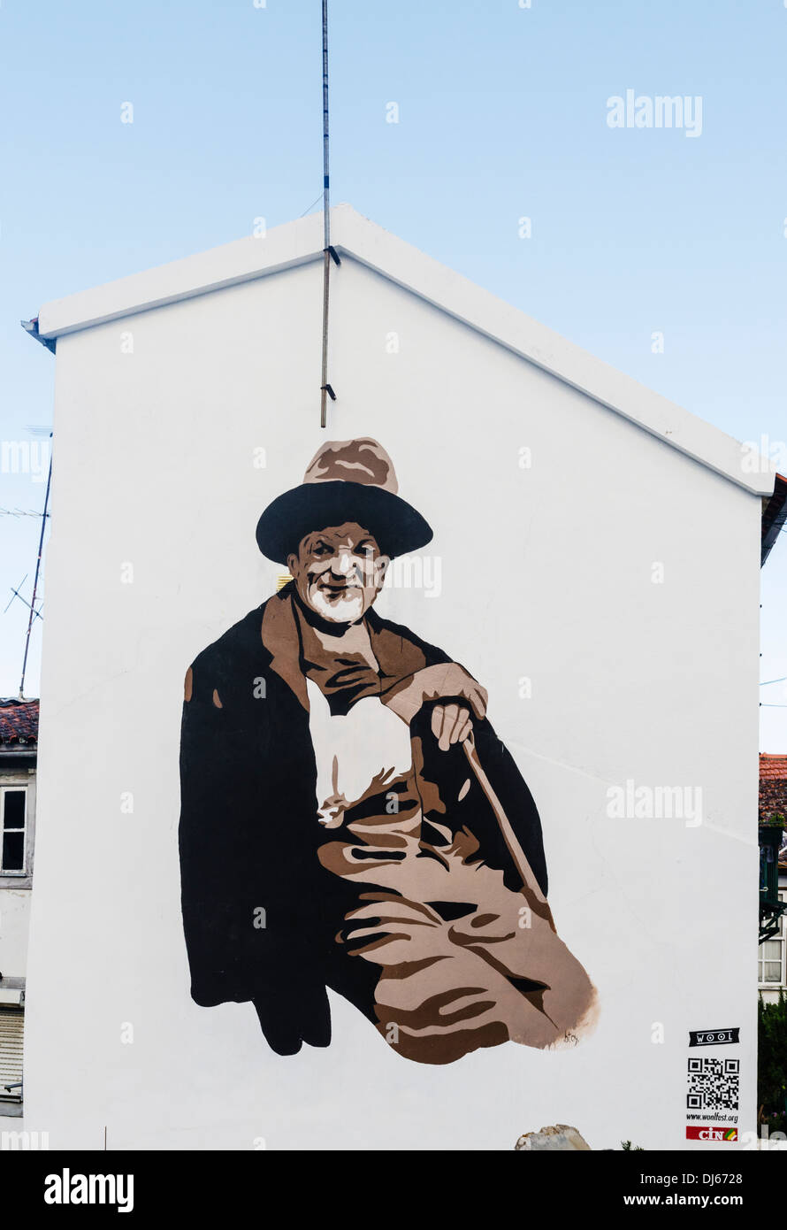 Les grands centres urbains d'art sur la côté d'un bâtiment, une partie de la laine, le Festival d'Art Urbain de Covilha Banque D'Images