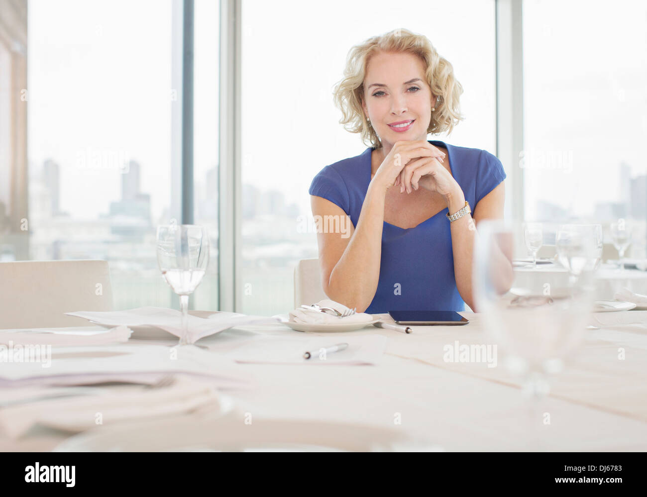 Businesswoman sitting in restaurant Banque D'Images